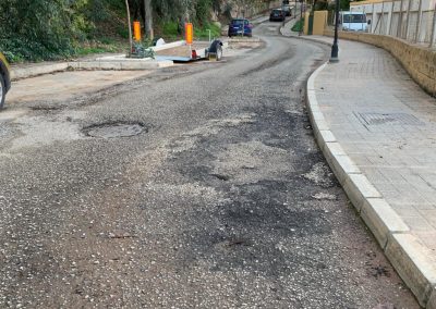 Baches en el asfalto de Benajarafe