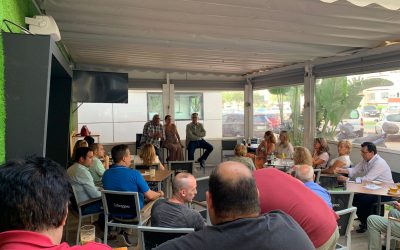 Encuentro con los mayores de Vélez Málaga para presentarles la gestión de Juanma Moreno en la Junta