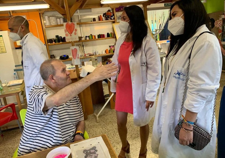 La candidata Rocío Ruiz visita AsproVélez junto a Lourdes Piña