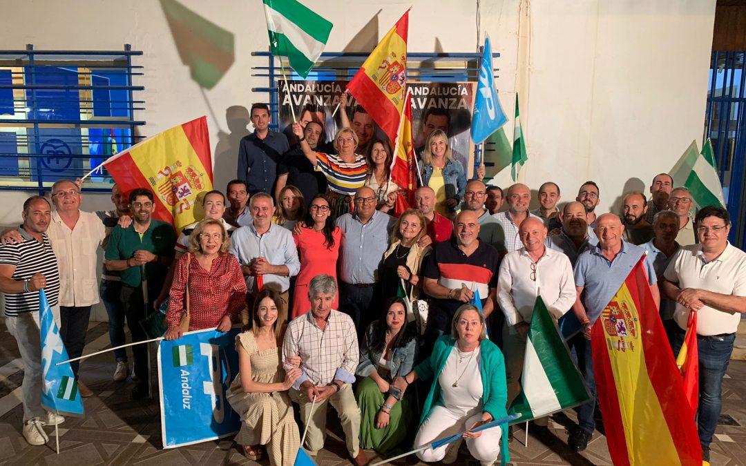 El Partido Popular abre la campaña con la tradicional pega de carteles y su apoyo a Juanma Moreno y Rocío Ruiz