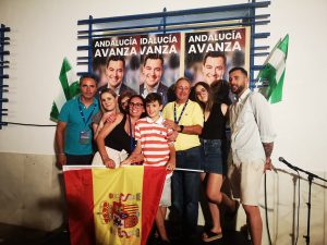 El Partido Popular arrasa en las elecciones 19J, logra mayoría absoluta y Rocío Ruiz estará en el Parlamento Rocio Ruiz Narvaez y su familia Rocio Ruiz rodeada de su orgullosa familia