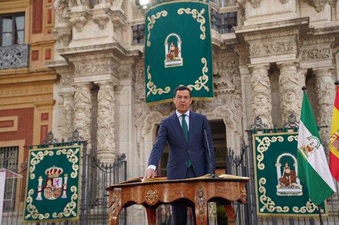 Juanma Moreno jura su cargo como presidente de la Junta, con nuestra secretaria general, Rocío Ruiz, como parlamentaria