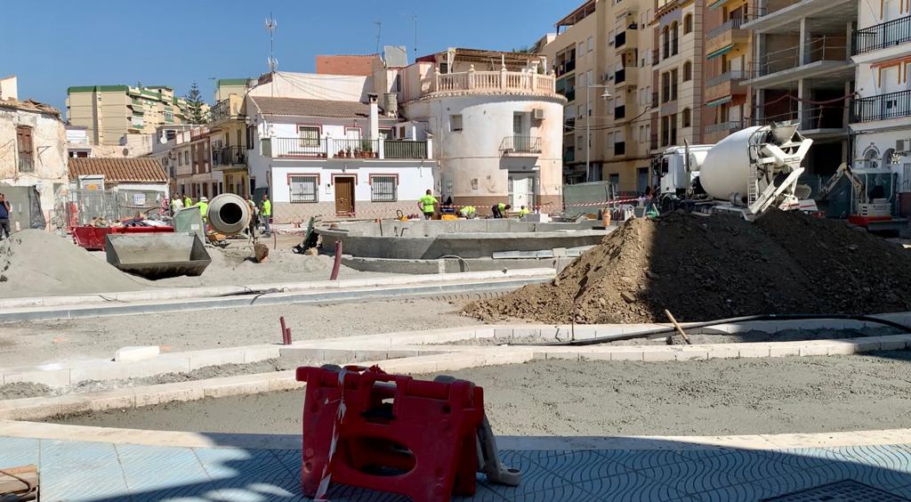 La finalización de las obras de la Plaza de la Axarquía se posterga hasta el 16 de septiembre, casi un año después de su inicio