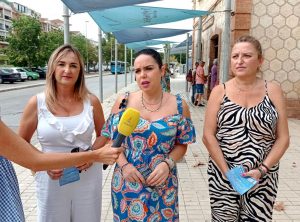 PSOE y GIPMTM privan a los usuarios del transporte público de Vélez Málaga del ahorro de más de un 30% en sus bonos Foto bono transporte 2 Lourdes Piña y el Bus-Búho