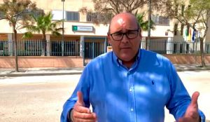 Jesús Lupiáñez, a las puertas del Joaquín Lobato, para pedir que el Gobierno de España dé 200 euros a las familias en el arranque del curso escolar.