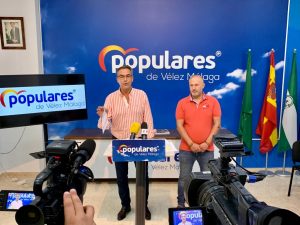 Hoy concluye el plazo para que en Vélez Málaga paguemos uno de los IBI más caros de toda España Rueda de prensa IBI Manuel Gutiérrez y Daniel Aranda, denunciando que en Vélez Málaga pagamos uno de los IBI más caros de España