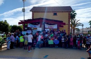 El Partido Popular, junto a los vecinos de Benajarafe y Chilches Senda 5 Vecinos de Benajarafe y Chilches, en la protesta de ayer, en la Estación de Benajarafe.