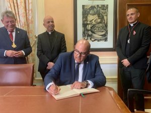 Vélez vive una noche mágica con su Magna 08f9c974 b38b 4ed6 8ff1 3c5b05cffb71 Jesús Lupiáñez firma en el Libro de Honor de la Agrupación de Cofradías en la Procesión Magna Semana Santa
