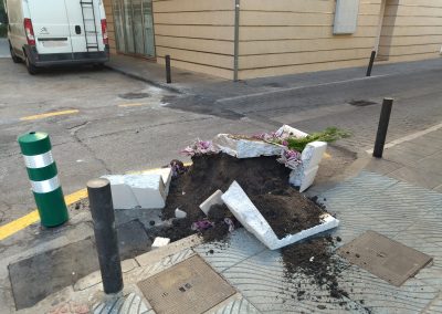 Destrozos en la chicane de Torre del Mar