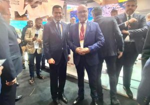 ¿Qué campaña de promoción ha realizado el Ayuntamiento de Vélez Málaga en la Feria de Turismo de Londres? 53754696 b791 4faf 8bb7 56bb54716aec El rápido posado de Atencia con el presidente Juanma Moreno