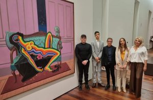 Francisco Hernández ya tiene una obra en las paredes del Museo de Málaga PAco 2 La familia de Paco Hernández, junto a la obra en el Museo de la Aduana.