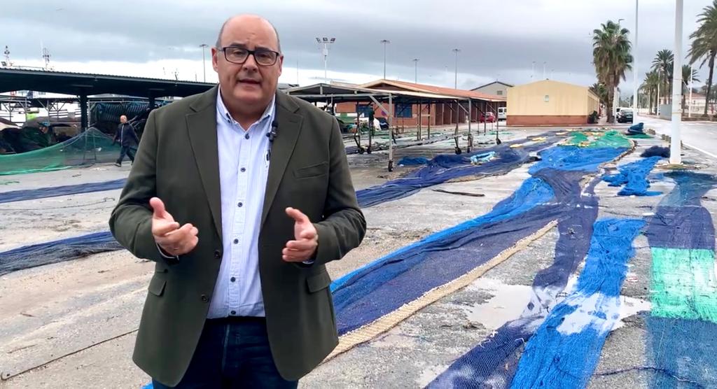 El Partido Popular, con los barcos de pesca de arrastre de Caleta de Vélez