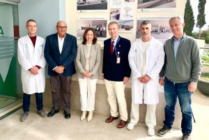 Foto de familia en el Hospital Comarcal de la Axarquía.
