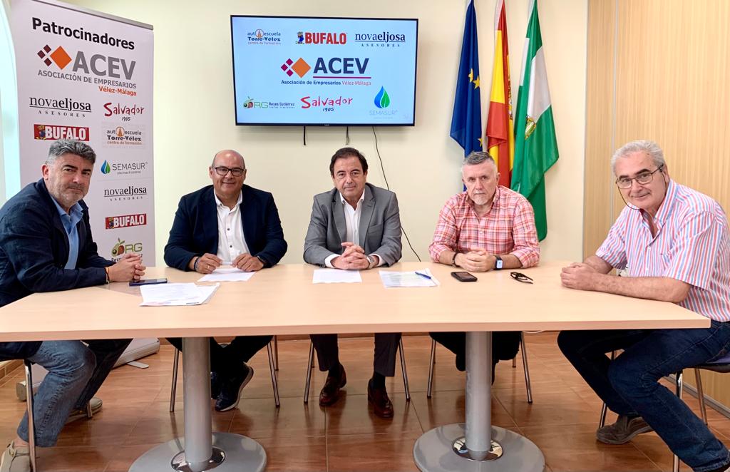El Partido Popular y la Asociación de Empresarios de Vélez Málaga firman un convenio para impulsar el desarrollo empresarial y la economía