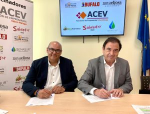 El Partido Popular y la Asociación de Empresarios de Vélez Málaga firman un convenio para impulsar el desarrollo empresarial y la economía Foto ACEV 2 El Partido Popular y la Asociación de Empresarios de Vélez Málaga firman un convenio para impulsar el desarrollo empresarial e impulsar la economía