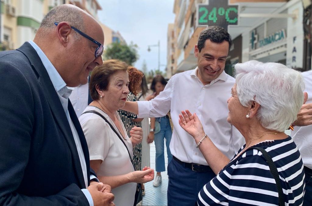 Juanma Moreno y Jesús Lupiáñez anuncian el “necesario cambio” para el Ayuntamiento de Vélez Málaga en un multitudinario paseo por Torre del Mar